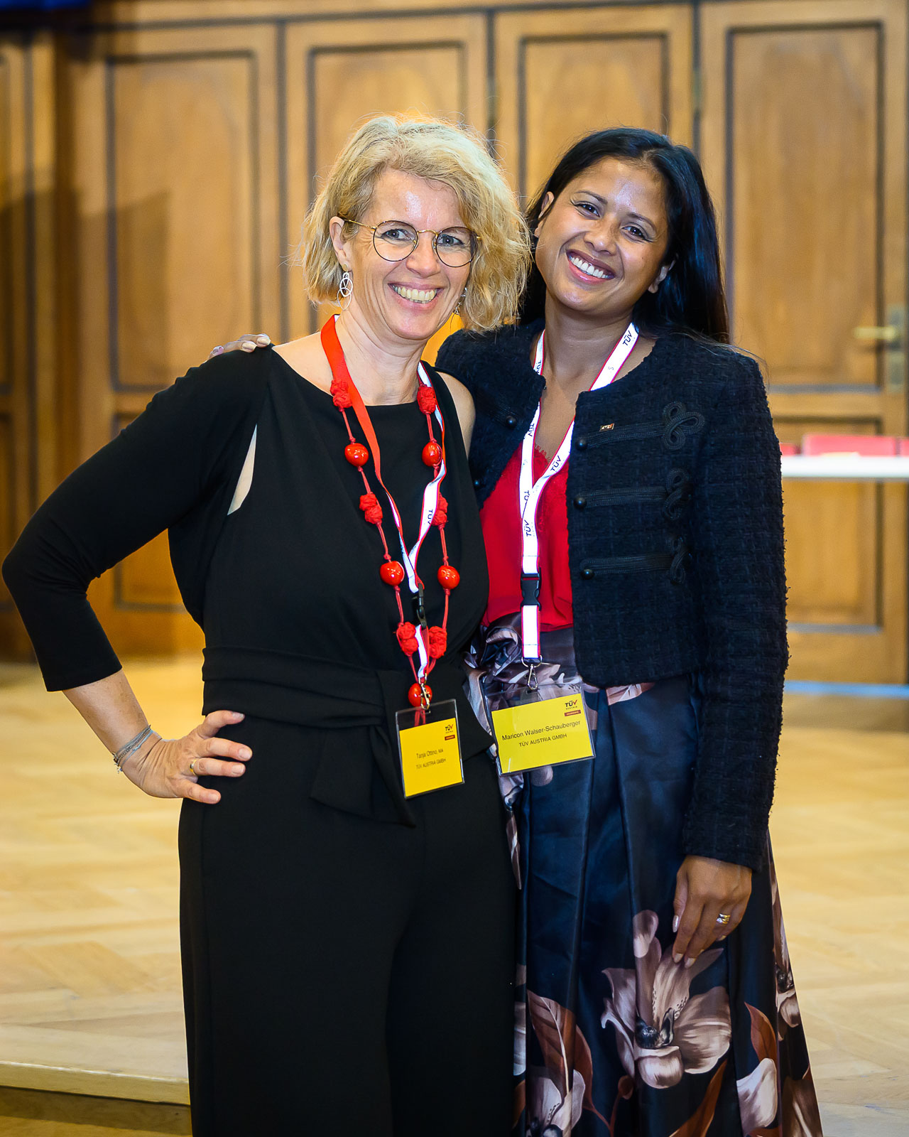 <br /> Zwei freundlich lächelnde Damen