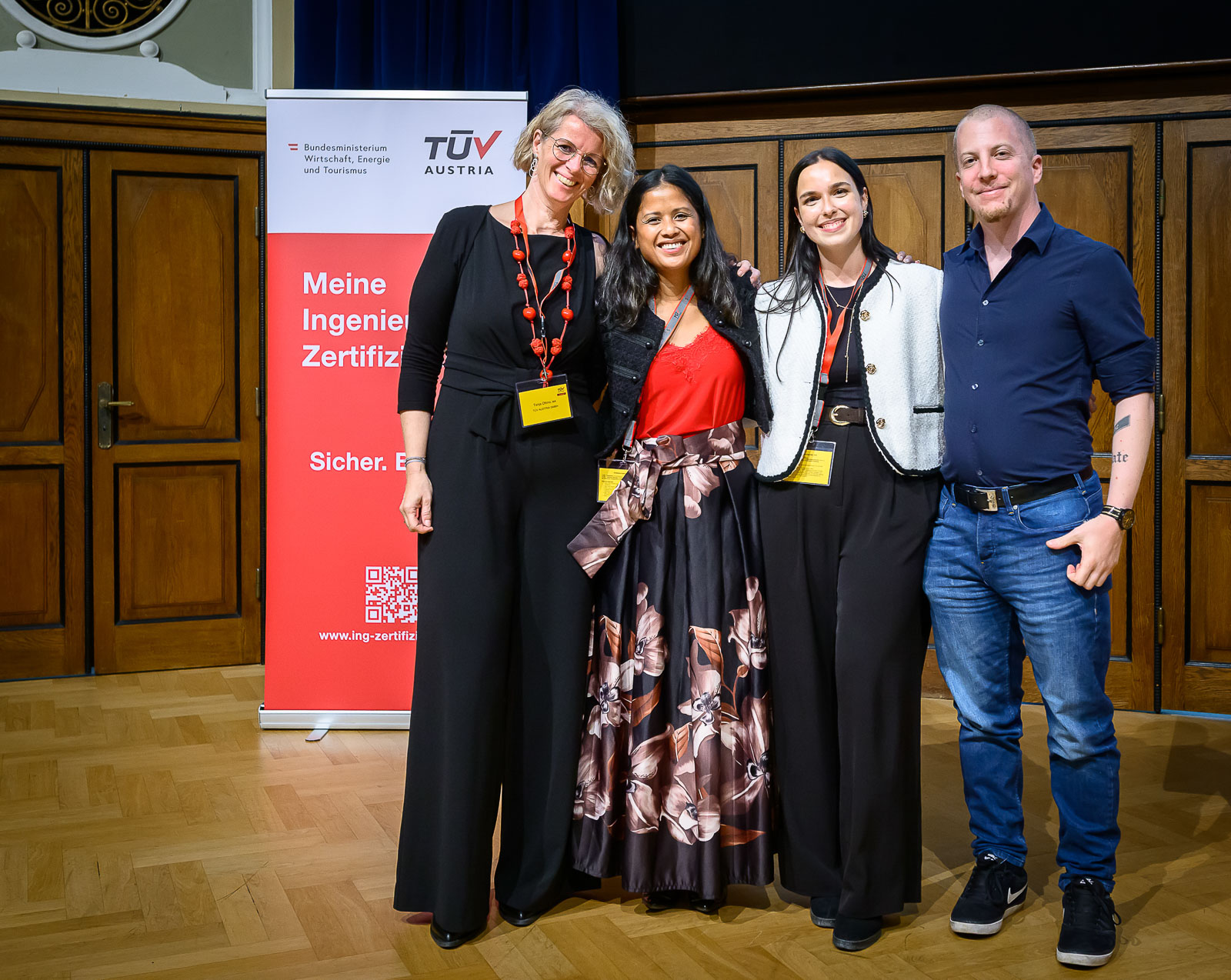 <br /> Gruppenfoto: Drei Damen, ein Herr.